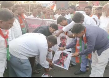 आ.जितेंद्र आव्हाड यांच्या वादग्रस्त वक्तव्याच्या निषेधार्थ  सोलापूर भाजपाच्या वतीने पोस्टरला जोडे मारत आंदोलन…