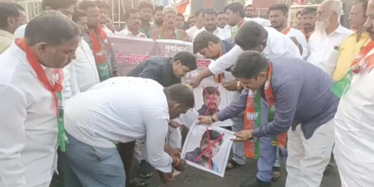 आ.जितेंद्र आव्हाड यांच्या वादग्रस्त वक्तव्याच्या निषेधार्थ  सोलापूर भाजपाच्या वतीने पोस्टरला जोडे मारत आंदोलन…