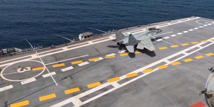 पहा :- स्वदेशी विमानवाहू वाहक INS विक्रांतवर MiG29K चे पहिले लँडिंग…