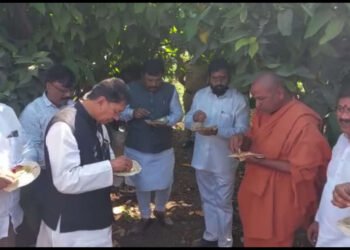 मुखमंत्री एकनाथ शिंदे यांनी सहकाऱ्यांच्या साथीने वनभोजनाचा आस्वाद घेतला…
