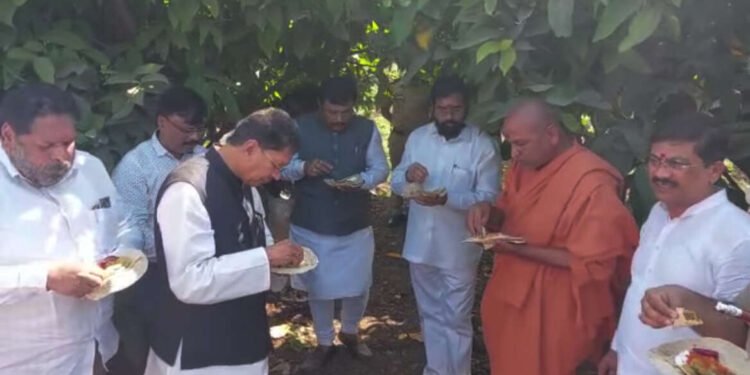 मुखमंत्री एकनाथ शिंदे यांनी सहकाऱ्यांच्या साथीने वनभोजनाचा आस्वाद घेतला…