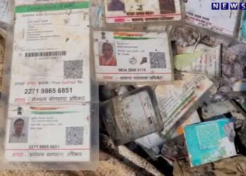 आधी रेशन कार्ड, आता पंचगंगा नदीत पोतं भरून आधार कार्ड सापडली; कोल्हापुरातील धक्कादाक प्रकार…