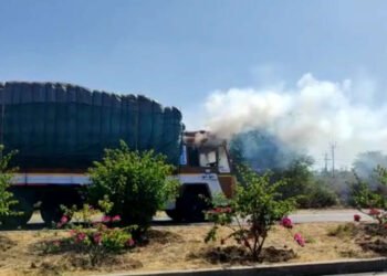 सोलापूरच्या पत्रकारांनी लोडेड मालट्रकला लागलेली आग विझवण्यासाठी केले शर्थीचे प्रयत्न…