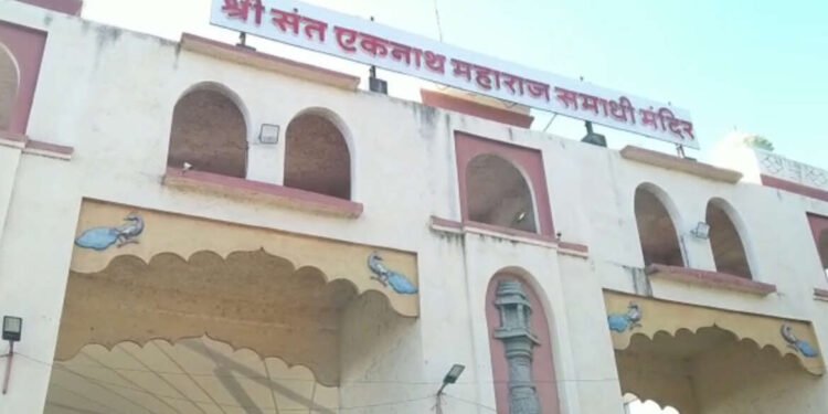 पैठण:- पन्नास वर्षांनंतर नाथ मंदिराचा श्वास मोकळा. टोलेजंग बांधकाम जमीनदोस्त…