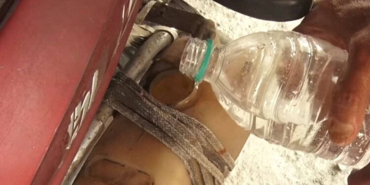 काय सांगता! पाणी आणि पेट्रोलच्या मिश्रणावर चालणार दुचाकी…