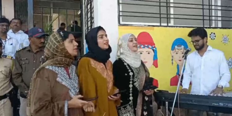 ऐका :- चक्क काश्मिरी मुलींच्या ओठी ‘जय जय महाराष्ट्र माझा…’ हे राज्यगीत…