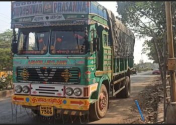 सोलापूर :- शहरात दिवसा जडवाहतूक बंद केल्याने अनेक वाहने शहराच्या बाहेरच थांबावल्याचे चित्र दिसून आले.