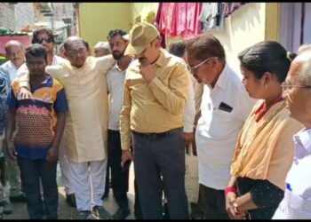 सोलापूर :- प्रभागातील नागरिकांनी झोन कार्यालयात ठिय्या आंदोलन ,मक्तेदारांना काळ्या यादीत टाकून अधिकाऱ्यांवर कारवाईची मागणी…