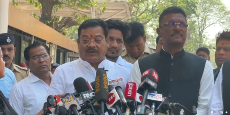 LIVE : विधिमंडळातील शिवसेना पक्ष कार्यालयाचा ताबा घेतल्यानंतर लाइव्ह