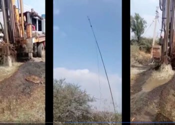 अहमदनगर :- शेतात बोर घेत असताना शेजारच्या शेतातील बोरमधील मोटार चक्क वर आली !