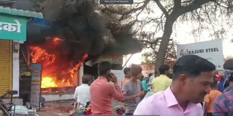 टाकळी सिकंदर येथील होलसेल किराणा मालाचे दोन मजली दुकान जळून खाक…
