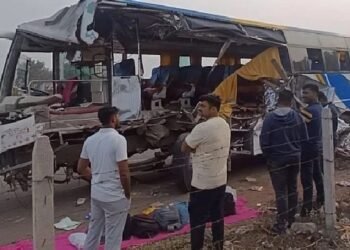 सोलापूर :- ट्रॅव्हल्सची ओव्हरटेक करताना ट्रकला जोरात धडक दिल्याने 4 जण जागीच ठार 17 जण जखमी….