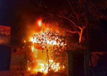 लातूरात बंद दुकानाला मध्यरात्री आग, अग्नीशमन दलाच्याकार्य तत्परतेमुळे आग आटोक्यात…