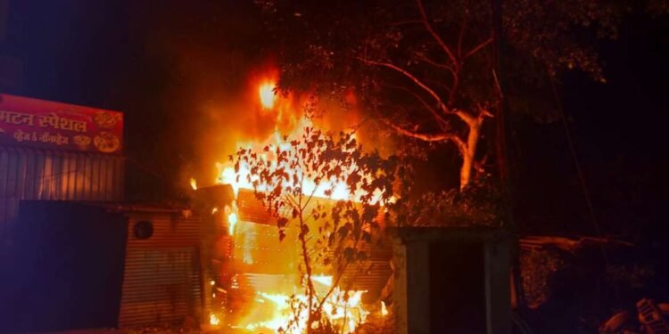 लातूरात बंद दुकानाला मध्यरात्री आग, अग्नीशमन दलाच्याकार्य तत्परतेमुळे आग आटोक्यात…