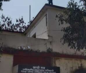 तुळजापूर तालुक्यातील दिपकनगर येथिल युवकाचे  शोले स्टाईल आंदोलन…