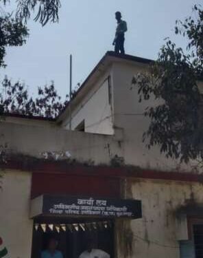 तुळजापूर तालुक्यातील दिपकनगर येथिल युवकाचे  शोले स्टाईल आंदोलन…