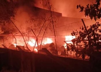 ब्रेकिंग ! सोलापूर :- अक्कलकोट रोड MIDC मध्ये रबर फॅक्टरीला भीषण आग…पहा व्हिडीओ