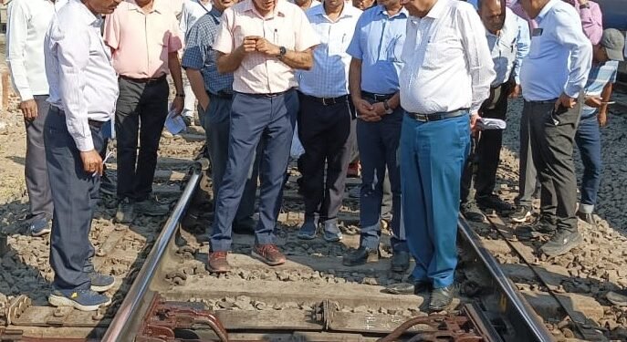 मध्य रेल्वेच्या महाव्यवस्थापकांनी सोलापूर विभागातील वाडी – सोलापूर विभागाचे निरीक्षण केले.
