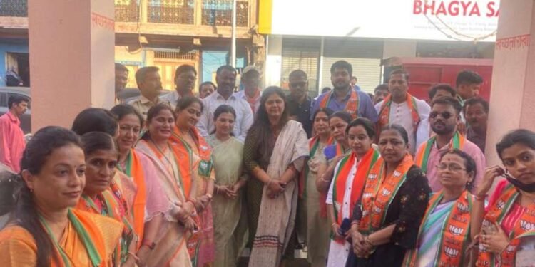 भाजपा उमेदवाराच्या प्रचारार्थ पंकजाताई मुंडे यांची कसब्यात पदयात्रा…