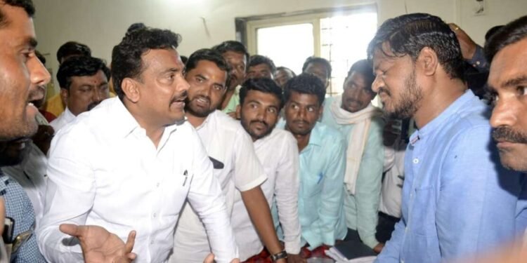 वसमत:- शेतकऱ्यांचे वीज प्रश्ना साठी आमदार नवघरे आक्रमक