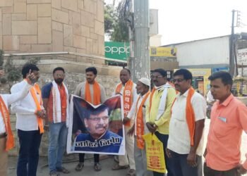 संजय राऊत यांच्या प्रतिमेस जोडे मारून परळीत शिवसेनेचे निषेध आंदोलन…