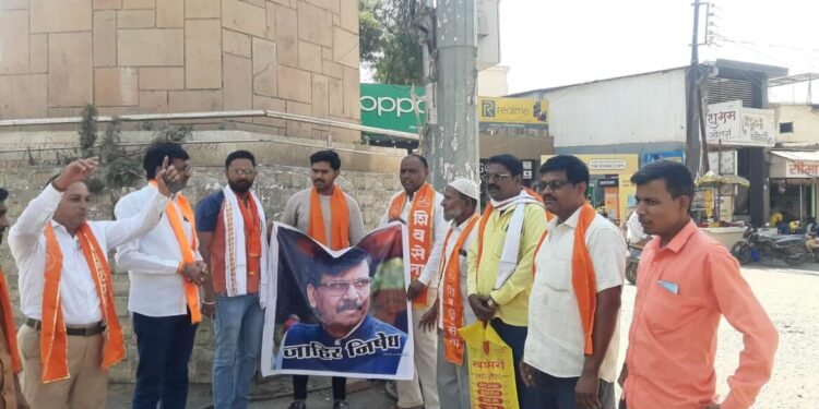 संजय राऊत यांच्या प्रतिमेस जोडे मारून परळीत शिवसेनेचे निषेध आंदोलन…