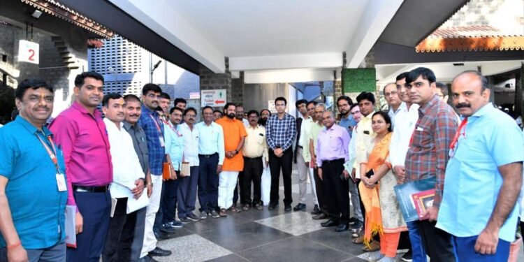 तुळजापूर :- तिर्थक्षेञ विकास आराखड्यासाठी शिर्डी संस्थान ला जिल्हाधिकारीची शिष्ट मंडळा सह भेट…