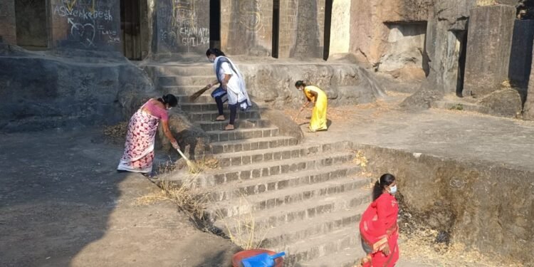 धाराशिव:- भाजपा महिला मोर्चच्या वतीने पर्यटन स्थळांची साफ-सफाई
