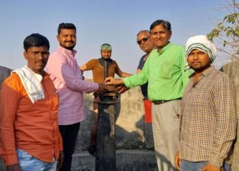 तुळजापूर:- अखेर  गेट  उघडल्याने  येमाई तलावातुन पिकांना  कँनाल व्दारे पाणी सुरु