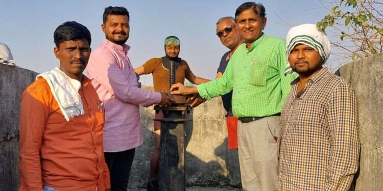 तुळजापूर:- अखेर  गेट  उघडल्याने  येमाई तलावातुन पिकांना  कँनाल व्दारे पाणी सुरु