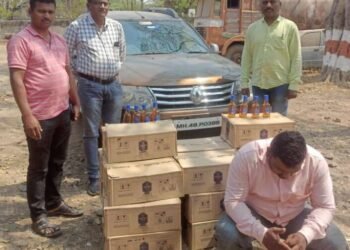 करमाळा:-  नेर्ले गावाच्या हद्दीत एका गाडीतून 1लाख 53 हजार 600 किमतीचे गोवा राज्यातील दारू जप्त…