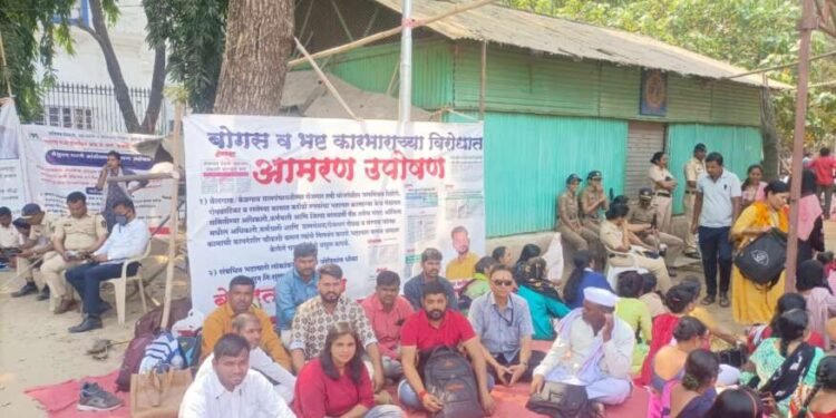 बेलगांव येथे रोजगार हमी योजनेअंतर्गत झालेल्या भ्रष्टाचार प्रकरणी आझाद मैदानावर आमरण उपोषण…