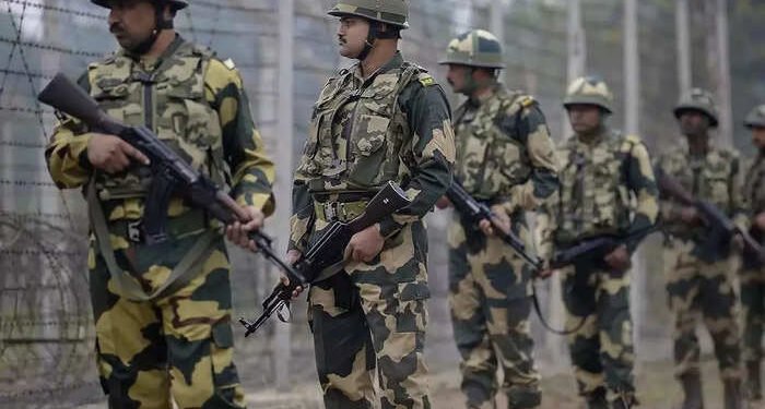 महाराष्ट्र-छत्तीसगड सीमेवर नक्षलवाद्यांचा गोळीबार, दोन पोलीस कर्मचारी शहीद.