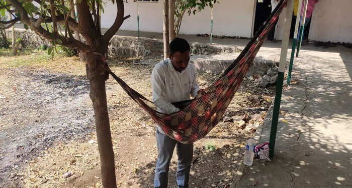 परीक्षा हॉलबाहेर झाडाला साडीचा झोका, माऊली पेपर द्यायला, बापाने चिमुकल्याला झोळीत झुलवलं…