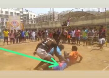 कबड्डी खेळताना आऊट होऊन फिरताच खाली कोसळला, तरुणाचा मृत्यू; घटनेचा Live Video समोर…