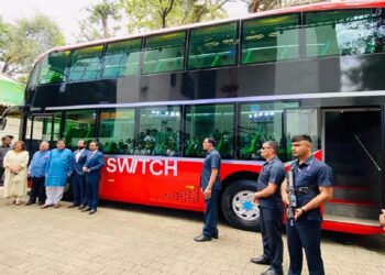 नवीकोरी डबल डेकर एसी बस मुंबईकरांच्या सेवेत, एकावेळचं तिकीट किती, कोणत्या रुटवर धावणार?