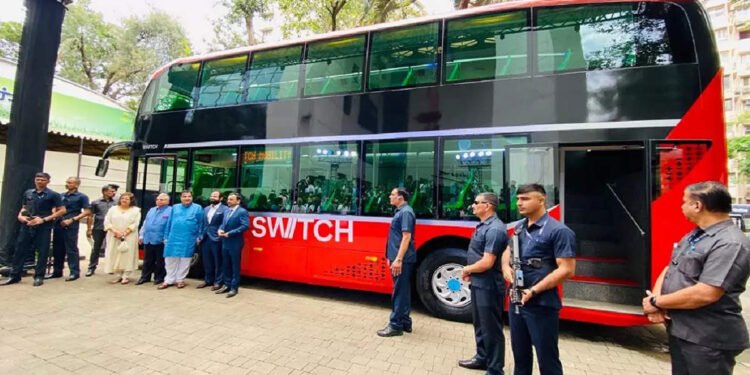 नवीकोरी डबल डेकर एसी बस मुंबईकरांच्या सेवेत, एकावेळचं तिकीट किती, कोणत्या रुटवर धावणार?