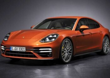 1.21 कोटींची Porsche कार फक्त 14 लाखात, बुकिंगसाठी ग्राहकांची चेंगराचेंगरी