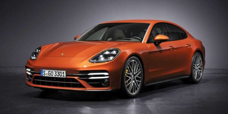 1.21 कोटींची Porsche कार फक्त 14 लाखात, बुकिंगसाठी ग्राहकांची चेंगराचेंगरी