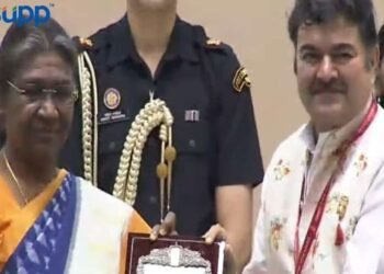 गौरवास्पद ! द्रौपदी मुर्मू यांच्याहस्ते अभिनेते व निर्माते प्रशांत दामले आणि नाट्य-चित्रपट दिग्दर्शक कुमार सोहोनी यांना संगीत नाटक अकादमी पुरस्कार…
