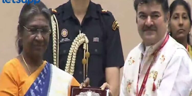 गौरवास्पद ! द्रौपदी मुर्मू यांच्याहस्ते अभिनेते व निर्माते प्रशांत दामले आणि नाट्य-चित्रपट दिग्दर्शक कुमार सोहोनी यांना संगीत नाटक अकादमी पुरस्कार…