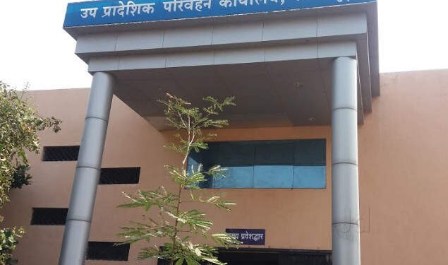 सोलापूर:- मोटार वाहन कर न भरलेल्या व विविध गुन्हयांतर्गत जप्त केलेल्या वाहनांचा जाहिर ई-लिलाव…