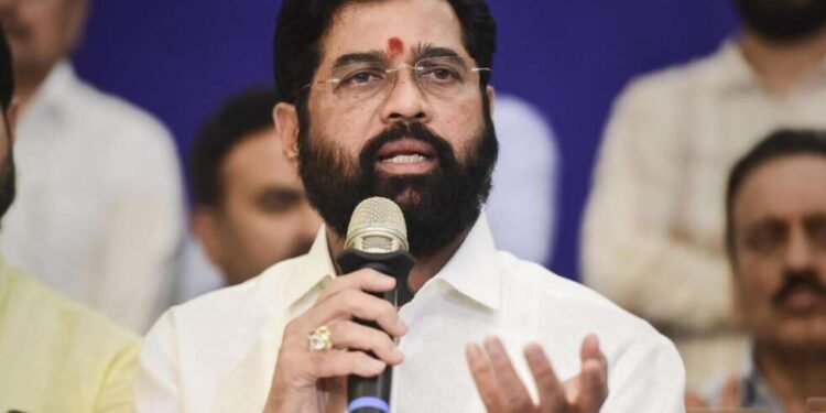 बुलडाण्यात काँग्रेसला मोठा धक्का ; 8 नगरसेवकांनी केला शिंदे गटात प्रवेश…