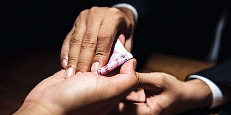 पत्नीच्या तक्रारी गुह्यामध्ये अटक न करण्यासाठी औशात पोलिसांनी स्वीकारली 15 हजाराची लाच….