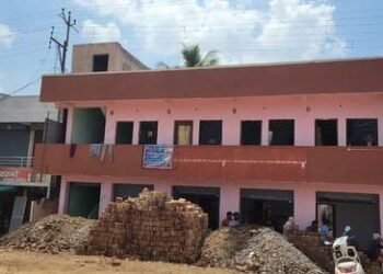 काय सांगता ! पालखी मार्गात येणारी इमारत उचलून चक्क 9  फुट मागे घेण्याचा प्रयोग….