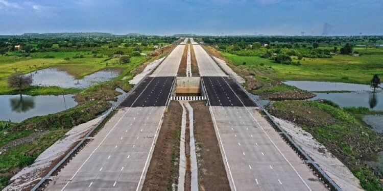 समृद्धी महामार्गावर 100 दिवसांत तब्बल 900 अपघात,आतापर्यंत 31 जणांचा मृत्यू…..