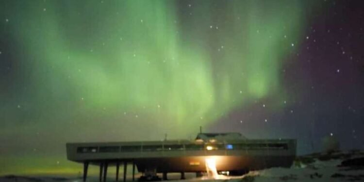 अंटार्क्टिकातील निसर्गाची रंगांची धुळवड पाहिलीत का?