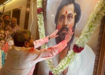 मुख्यमंत्र्यांची गुरू आनंद दिघेंना ‘रंग‘वंदना..