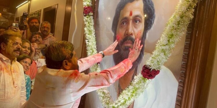 मुख्यमंत्र्यांची गुरू आनंद दिघेंना ‘रंग‘वंदना..