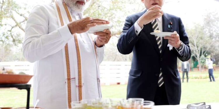 पंतप्रधान नरेंद्र मोदी यांनी जपानचे पंतप्रधान फुमियो किशिदा यांना पाणीपुरी खाऊ घातली….